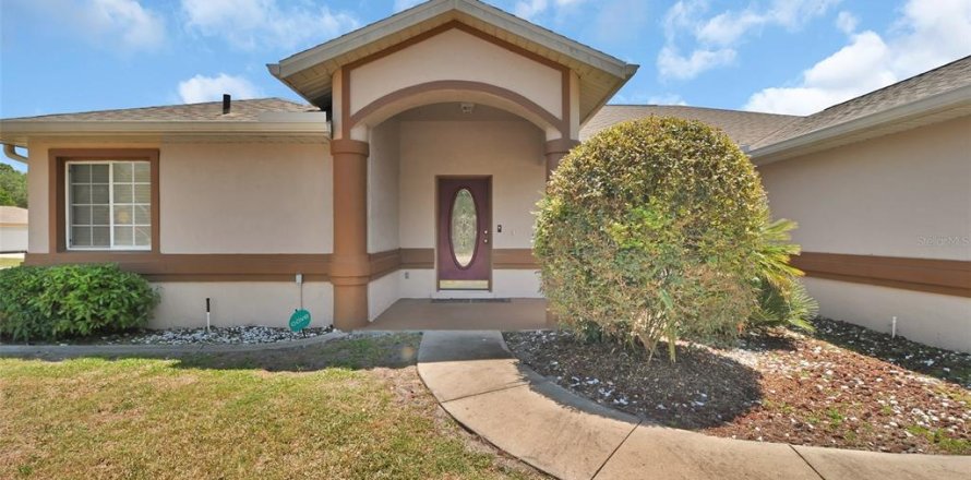 House in Ocala, Florida 3 bedrooms, 188.87 sq.m. № 1791777