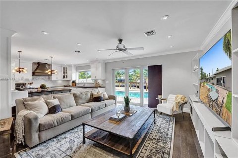 House in Wilton Manors, Florida 3 bedrooms, 189.15 sq.m. № 1928075 - photo 4