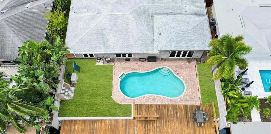 House in Wilton Manors, Florida 3 bedrooms, 189.15 sq.m. № 1928075