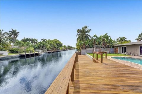 House in Wilton Manors, Florida 3 bedrooms, 189.15 sq.m. № 1928075 - photo 16