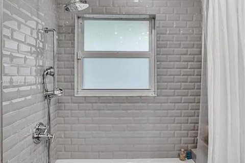 House in Wilton Manors, Florida 3 bedrooms, 189.15 sq.m. № 1928075 - photo 15