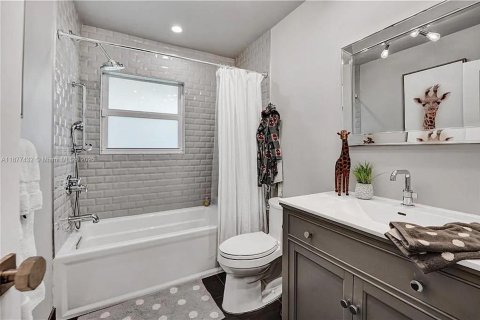 House in Wilton Manors, Florida 3 bedrooms, 189.15 sq.m. № 1928075 - photo 14