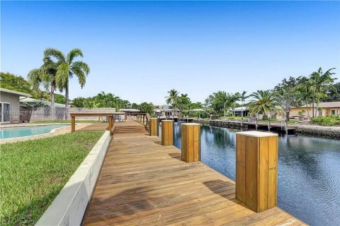 House in Wilton Manors, Florida 3 bedrooms, 189.15 sq.m. № 1928075 - photo 20