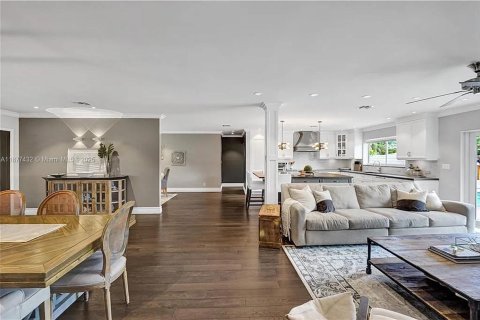 House in Wilton Manors, Florida 3 bedrooms, 189.15 sq.m. № 1928075 - photo 5