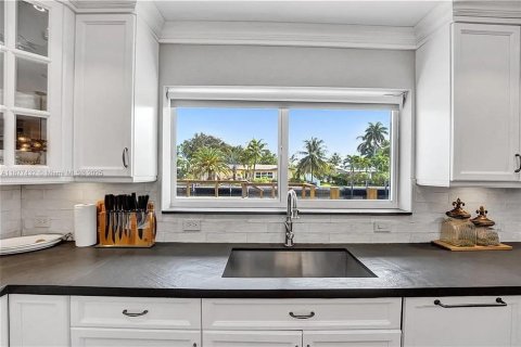 House in Wilton Manors, Florida 3 bedrooms, 189.15 sq.m. № 1928075 - photo 7