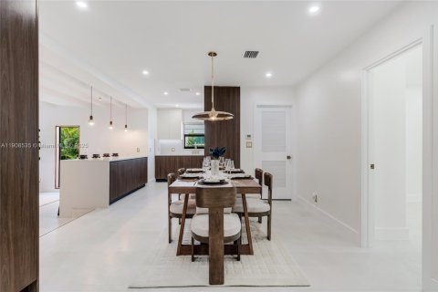 Villa ou maison à vendre à Miami, Floride: 4 chambres, 187.66 m2 № 1964591 - photo 23