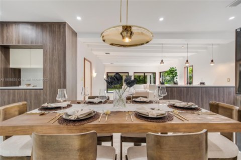 Villa ou maison à vendre à Miami, Floride: 4 chambres, 187.66 m2 № 1964591 - photo 15