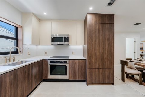 Villa ou maison à vendre à Miami, Floride: 4 chambres, 187.66 m2 № 1964591 - photo 13