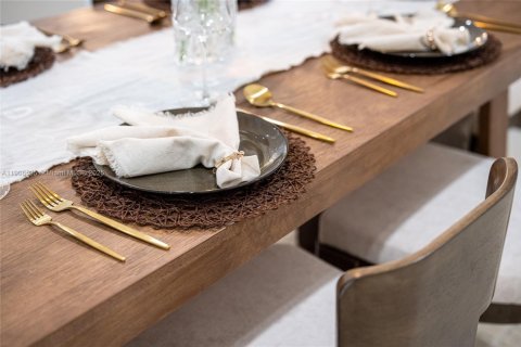 Villa ou maison à vendre à Miami, Floride: 4 chambres, 187.66 m2 № 1964591 - photo 17