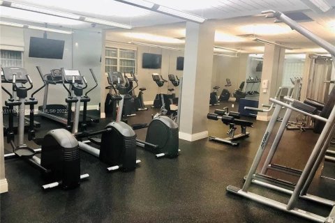 Condo in Hollywood, Florida, 1 bedroom  № 1160456 - photo 1