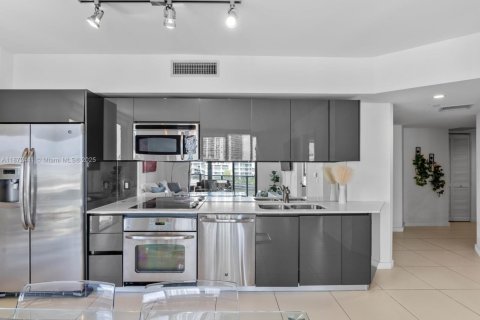 Condo in Miami, Florida, 2 bedrooms № 1920496 - photo 6