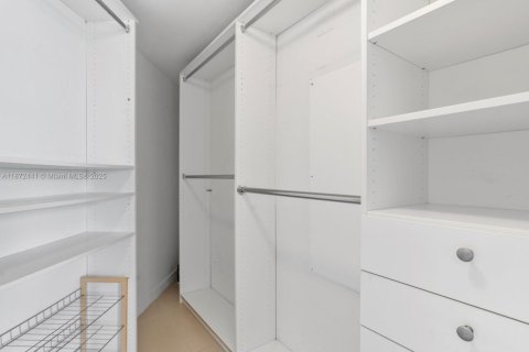 Condo in Miami, Florida, 2 bedrooms № 1920496 - photo 3