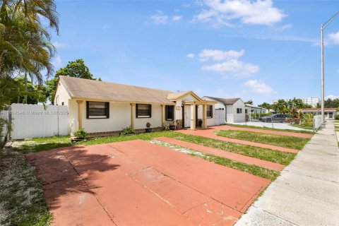 House in Hialeah, Florida 4 bedrooms, 147.16 sq.m. № 1889040 - photo 1