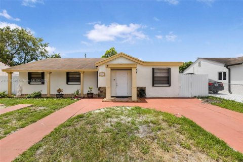 House in Hialeah, Florida 4 bedrooms, 147.16 sq.m. № 1889040 - photo 2