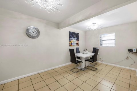 House in Hialeah, Florida 4 bedrooms, 147.16 sq.m. № 1889040 - photo 9