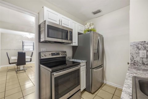 House in Hialeah, Florida 4 bedrooms, 147.16 sq.m. № 1889040 - photo 15