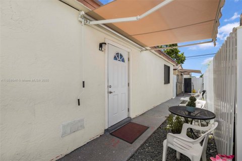House in Hialeah, Florida 4 bedrooms, 147.16 sq.m. № 1889040 - photo 29