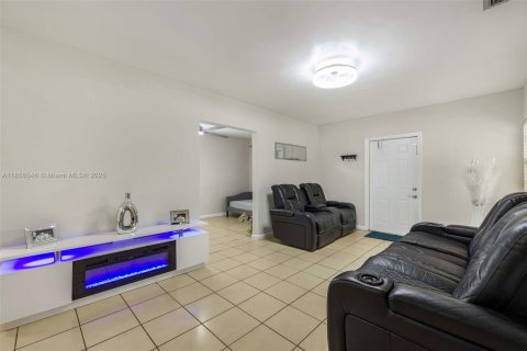 House in Hialeah, Florida 4 bedrooms, 147.16 sq.m. № 1889040 - photo 6