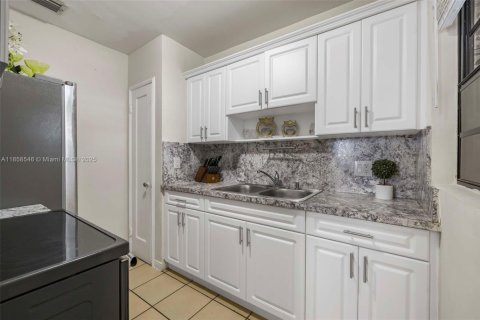 House in Hialeah, Florida 4 bedrooms, 147.16 sq.m. № 1889040 - photo 13