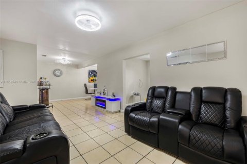 House in Hialeah, Florida 4 bedrooms, 147.16 sq.m. № 1889040 - photo 5