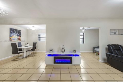 House in Hialeah, Florida 4 bedrooms, 147.16 sq.m. № 1889040 - photo 8