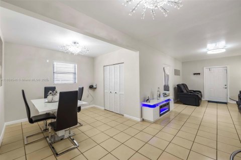 House in Hialeah, Florida 4 bedrooms, 147.16 sq.m. № 1889040 - photo 10
