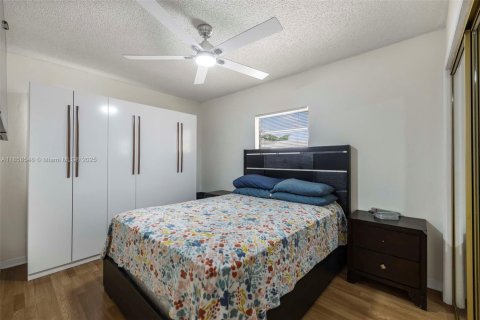 House in Hialeah, Florida 4 bedrooms, 147.16 sq.m. № 1889040 - photo 17