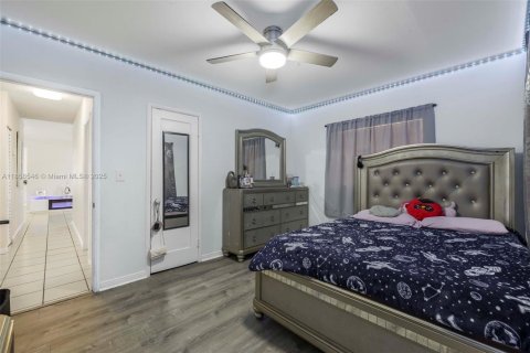 House in Hialeah, Florida 4 bedrooms, 147.16 sq.m. № 1889040 - photo 19
