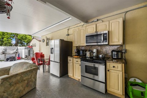 House in Hialeah, Florida 4 bedrooms, 147.16 sq.m. № 1889040 - photo 21