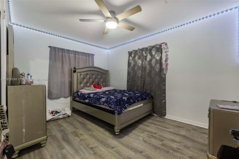House in Hialeah, Florida 4 bedrooms, 147.16 sq.m. № 1889040 - photo 18