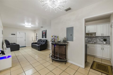 House in Hialeah, Florida 4 bedrooms, 147.16 sq.m. № 1889040 - photo 12