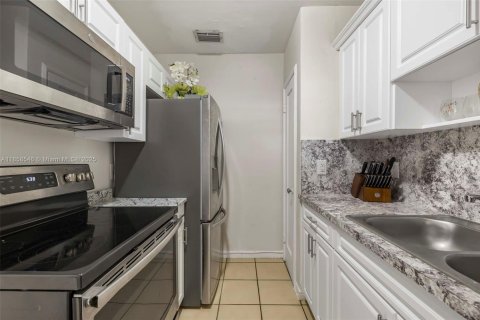 House in Hialeah, Florida 4 bedrooms, 147.16 sq.m. № 1889040 - photo 14