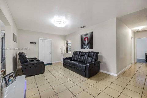 House in Hialeah, Florida 4 bedrooms, 147.16 sq.m. № 1889040 - photo 4