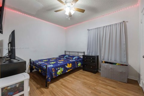 House in Hialeah, Florida 4 bedrooms, 147.16 sq.m. № 1889040 - photo 20