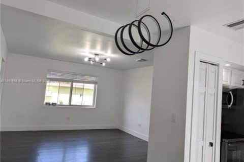 Снять в аренду виллу или дом в Норт-Майами, Флорида 3 спальни, 88.72м2, № 1948864 - фото 16