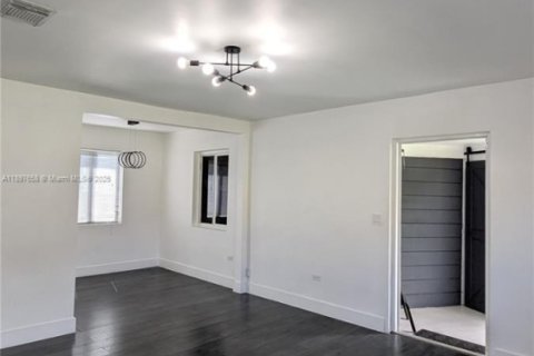 Снять в аренду виллу или дом в Норт-Майами, Флорида 3 спальни, 88.72м2, № 1948864 - фото 6