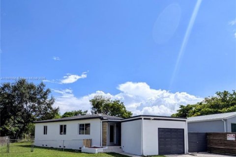 Снять в аренду виллу или дом в Норт-Майами, Флорида 3 спальни, 88.72м2, № 1948864 - фото 1