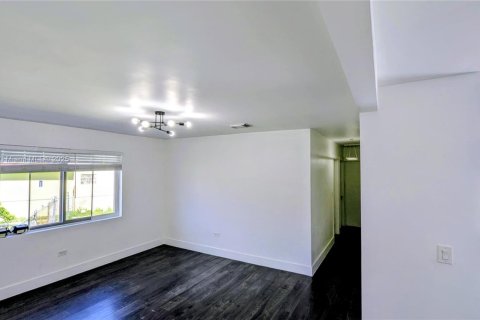 Снять в аренду виллу или дом в Норт-Майами, Флорида 3 спальни, 88.72м2, № 1948864 - фото 15