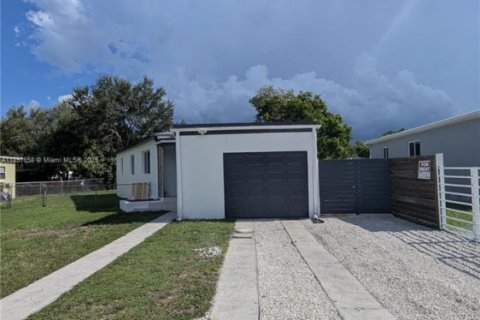 Снять в аренду виллу или дом в Норт-Майами, Флорида 3 спальни, 88.72м2, № 1948864 - фото 2