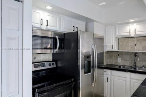 Снять в аренду виллу или дом в Норт-Майами, Флорида 3 спальни, 88.72м2, № 1948864 - фото 3