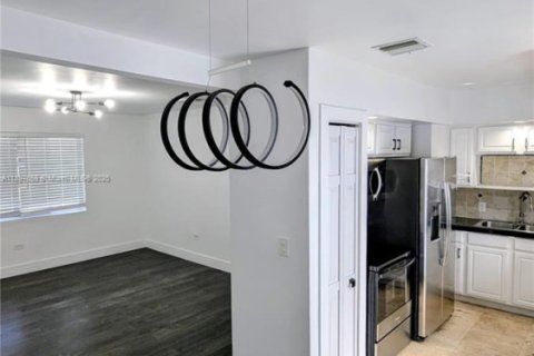 Снять в аренду виллу или дом в Норт-Майами, Флорида 3 спальни, 88.72м2, № 1948864 - фото 12