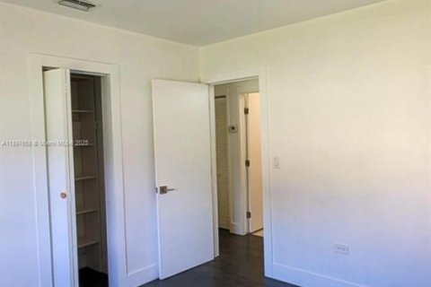 Снять в аренду виллу или дом в Норт-Майами, Флорида 3 спальни, 88.72м2, № 1948864 - фото 4