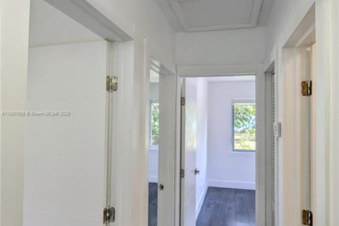 Снять в аренду виллу или дом в Норт-Майами, Флорида 3 спальни, 88.72м2, № 1948864 - фото 10