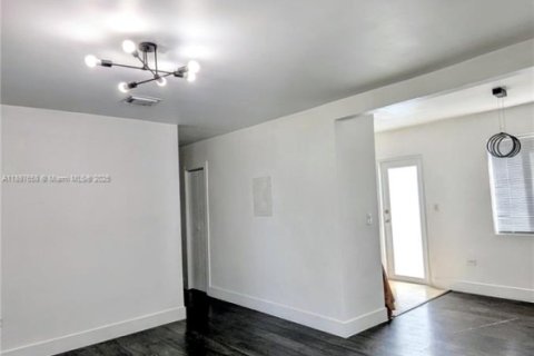 Снять в аренду виллу или дом в Норт-Майами, Флорида 3 спальни, 88.72м2, № 1948864 - фото 5