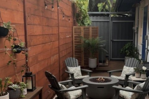 Commercial property in Miami, Florida 209.96 sq.m. № 1992353 - photo 4