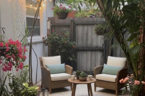 Commercial property in Miami, Florida 209.96 sq.m. № 1992353 - photo 7