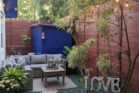 Commercial property in Miami, Florida 209.96 sq.m. № 1992353 - photo 8