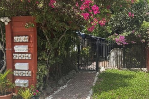 Commercial property in Miami, Florida 209.96 sq.m. № 1992353 - photo 1