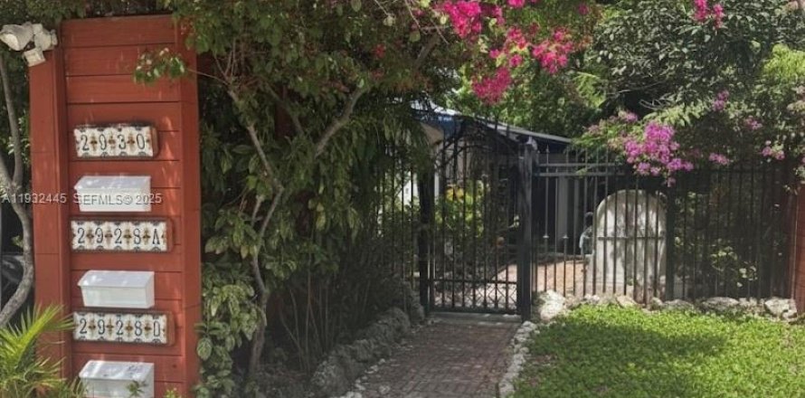 Commercial property in Miami, Florida 209.96 sq.m. № 1992353