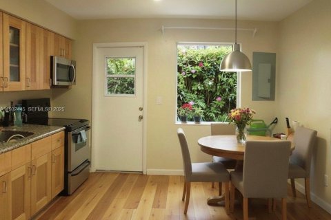 Commercial property in Miami, Florida 209.96 sq.m. № 1992353 - photo 6